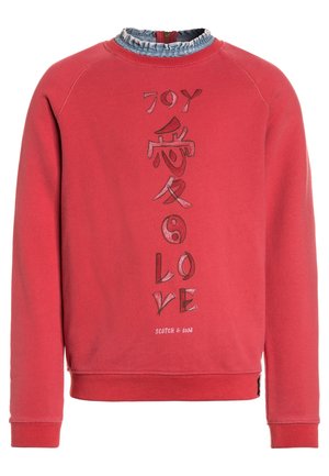 Sweat-shirt rouge à manches longues avec col volanté bleu, présentant un texte vertical et des symboles épelant "JOY LOVE" et le nom de la marque Scotch & Soda.