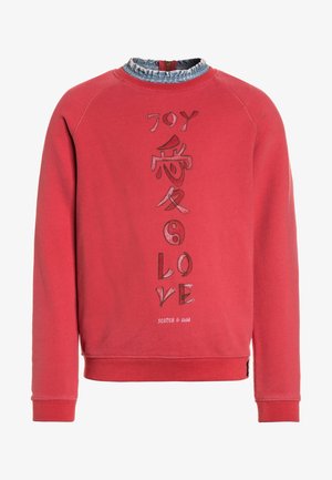 Rode lange mouwen sweatshirt met blauwe gerimpelde kraag, met verticale tekst en symbolen die "JOY LOVE" en merknaam Scotch & Soda spellen.