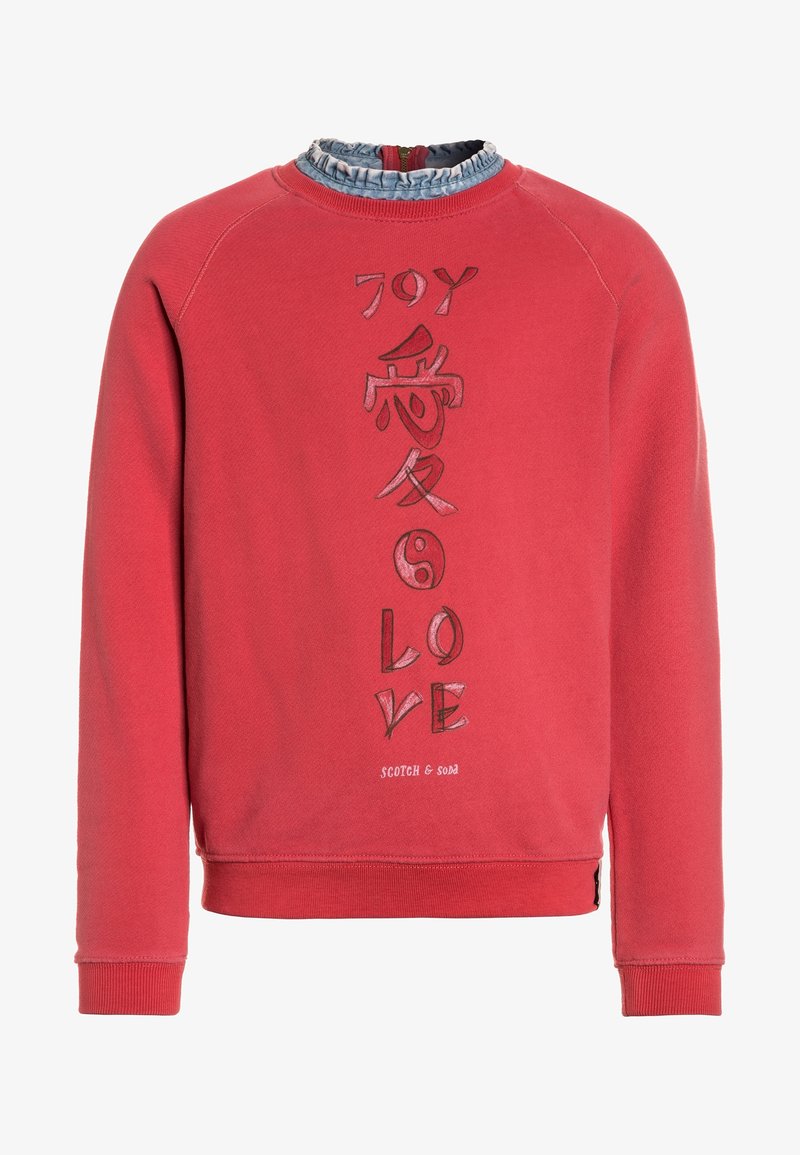 Sweat-shirt rouge à manches longues avec col volanté bleu, présentant un texte vertical et des symboles épelant "JOY LOVE" et le nom de la marque Scotch & Soda.
