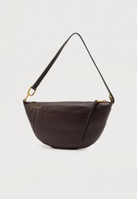 Pruun nahast käsikott kumerate kujunditega, must rihm, kuldsed metalldetailid ja tõmblukuga kinnis. Sile tekstuur nähtavate õmblusetega.