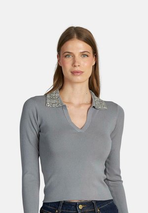 Pullover grigio a maniche lunghe con scollo a V e colletto testurizzato decorato con accenti luccicanti. Design aderente e tessuto a costine.