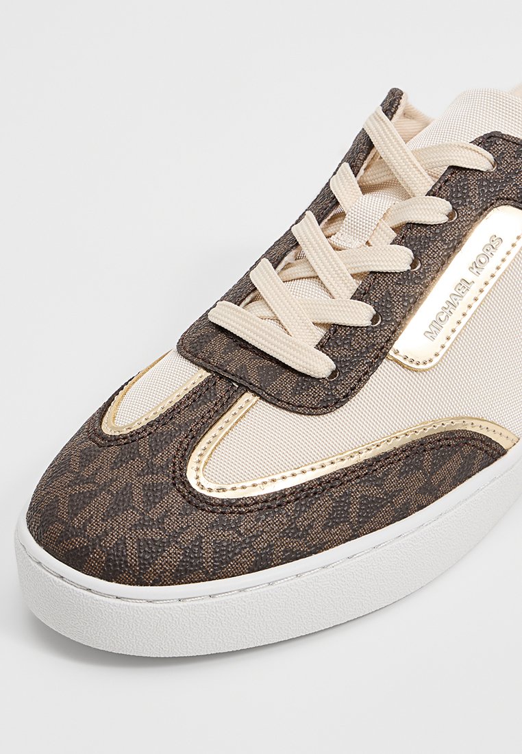 Baskets marron et beige avec texture tissée, accents dorés et semelle en caoutchouc blanc. Présente un design à lacets et un détail de logo sur le côté.