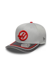 Szara czapka baseballowa z czerwonym okrągłym logo, szarym daszkiem i czerwonymi akcentami. Cechy obejmują szczegóły szycia oraz lekki materiał.