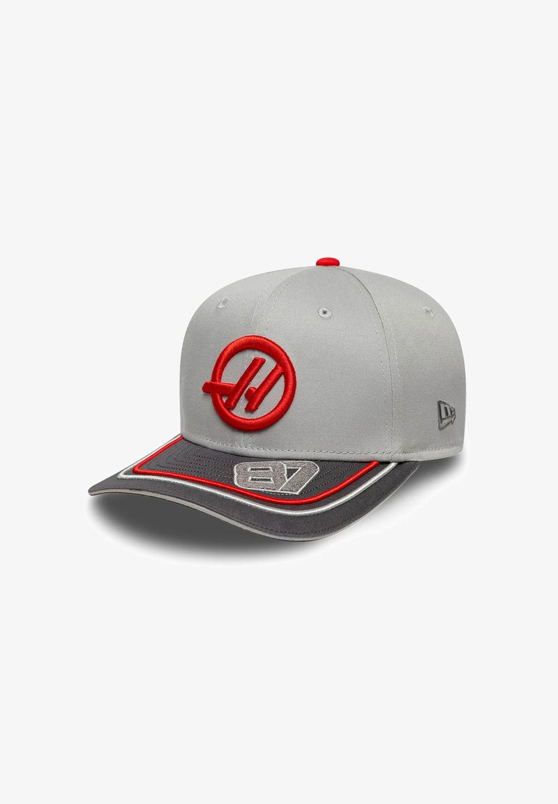 Szara czapka baseballowa z czerwonym okrągłym logo, szarym daszkiem i czerwonymi akcentami. Cechy obejmują szczegóły szycia oraz lekki materiał.