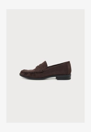 Σκούρος καφεκόκκινος δερμάτινος penny loafer με χαμηλό μαύρο τακούνι και ραμμένες λεπτομέρειες κατά μήκος της μύτης και των πλευρών, απεικονίζεται σε πλευρικό προφίλ.