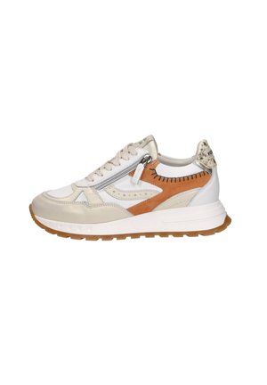 Beige en witte sneaker met bruine suède accenten, vetersluiting aan de voorkant, zijrits en een zool van gumrubber.