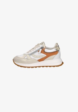 Beige en witte sneaker met bruine suède accenten, vetersluiting aan de voorkant, zijrits en een zool van gumrubber.