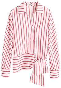 Chemise blanche à manches longues avec des rayures rouges verticales, dotée d'un col, d'une ceinture nouée à la taille et d'une fermeture boutonnée sur le devant. Tissu texturé.