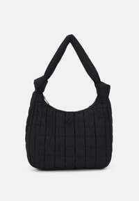Bolso de hombro negro acolchado con una tela suave, diseño redondeado y un asa anudada. Presenta un cierre de cremallera y un pequeño detalle de logo.