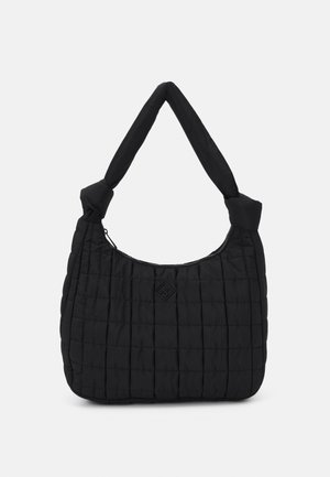 Melnā quiltēta plecu soma ar mīkstu audumu, noapaļotu dizainu un mezglotu rokturi. Aprīkota ar rāvējslēdzēja aizdari un nelielu logotipa detaļu.