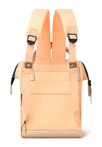 Pfirsichfarbener Stoff-Rucksack mit gepolsterten Trägern, einem oberen Griff, einer Fronttasche und einem strukturierten Bodenakzent. Verfügt über verstellbare Träger und Reißverschlüsse.