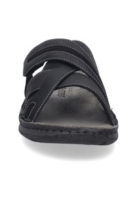 Sandales noires avec des lanières croisées, en matériau synthétique. Dotées d'une semelle texturée et d'accents de couture légers. Ajustement réglable.