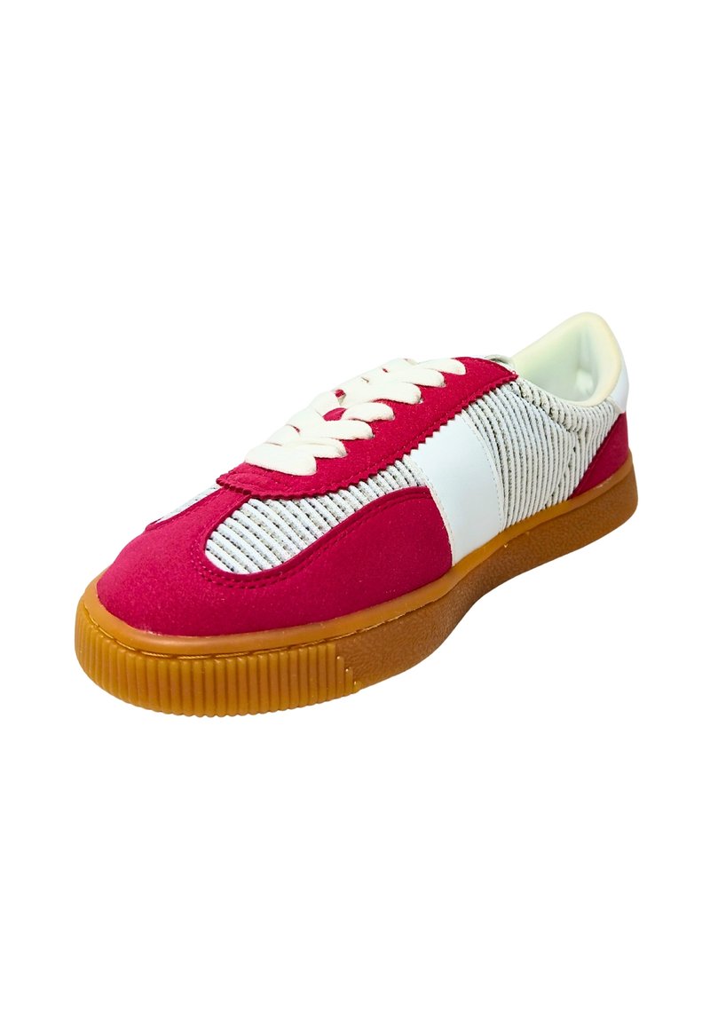 Sneaker low-top in suede rosso, tessuto bianco a righe, lacci bianchi e suola in gomma color beige, inclinata leggermente a destra su sfondo bianco.