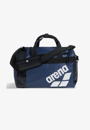 Granatowa sportowa torba typu duffel marki Arena z czarnymi uchwytami, regulowanym paskiem na ramię, siatkową boczną kieszenią i białym logo z przodu.