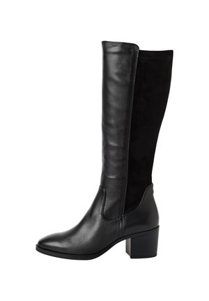 Botte noire montante jusqu'au genou pour femme avec talon bloc, devant en cuir lisse et panneau arrière en suède, montrée de profil sur fond blanc.