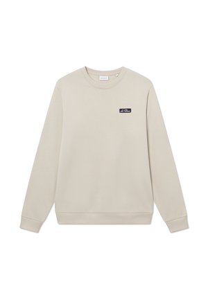 Sudadera beige de manga larga, con cuello redondo y puños acanalados. Presenta una pequeña etiqueta negra en el pecho. Textura suave en general.