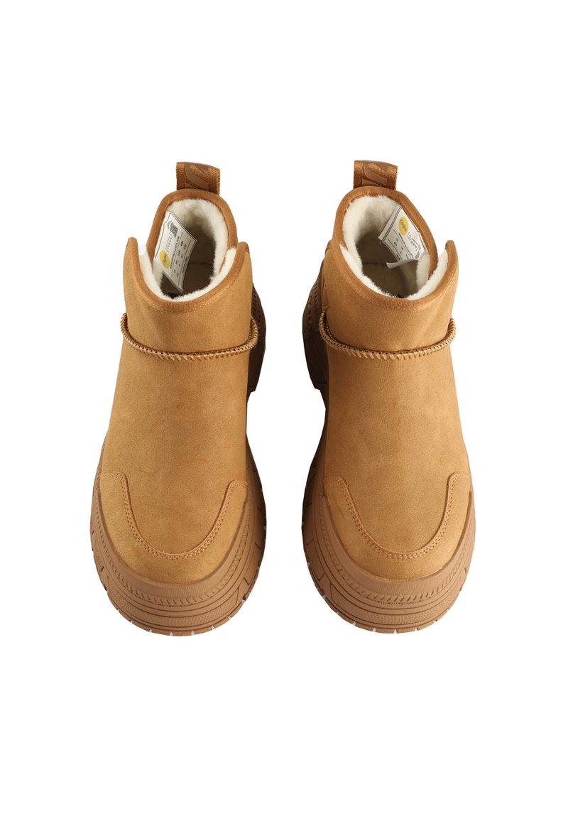 Bottines en suede tan avec une doublure en fausse fourrure, un design incurvé et une semelle en caoutchouc texturée. Comprend une languette à l'arrière pour un enfilage facile.