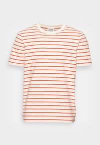 Camiseta blanca de manga corta con finas rayas rojas horizontales, escote redondo y etiqueta de marca visible dentro del cuello.