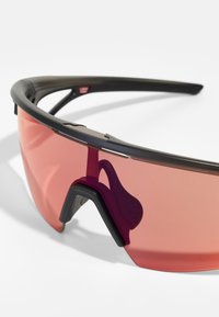 Sonnenbrille mit einem schwarzen Rahmen und pink getönten Gläsern. Verfügt über eine belüftete Braue und Gummigriffelemente für Komfort und Stabilität.