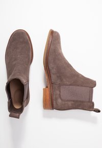 Clarks Kotníková obuv - taupe