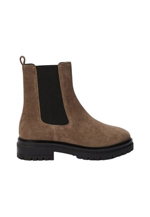 Bottines Chelsea en suède marron avec panneaux élastiques latéraux noirs, languette de traction, bout arrondi et semelle épaisse en caoutchouc noir. Surface texturée.
