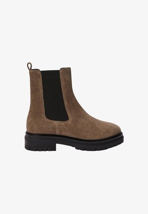 Bottines Chelsea en suède marron avec panneaux élastiques latéraux noirs, languette de traction, bout arrondi et semelle épaisse en caoutchouc noir. Surface texturée.