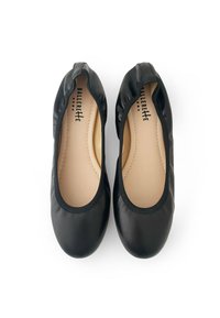Ballerine in pelle nera con punta arrotondata, bordino elasticizzato e superficie liscia. Soletta beige morbida con nome del marchio stampato.