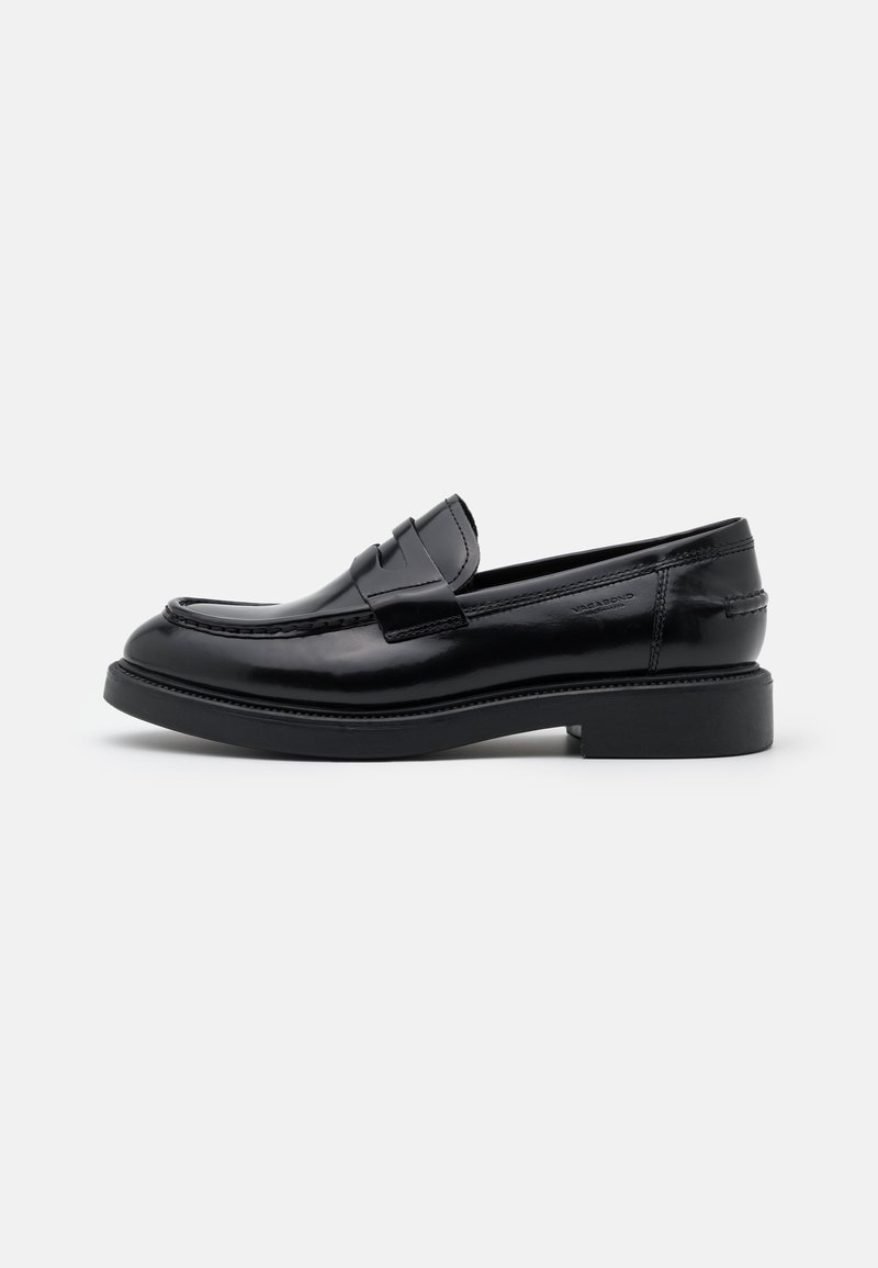 Mocassin en cuir noir brillant avec bride penny, bout arrondi, talon bas et semelle épaisse, présenté en profil latéral sur fond uni.