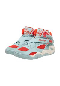 Modré vysoké tenisky s červenými akcenty, síťovinou a semišovými materiály, s popruhem, perforovanými detaily a texturovanou gumovou podrážkou.