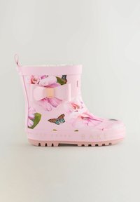 Bottes de pluie en caoutchouc rose avec des motifs floraux et de papillons, un accent de nœud sur le côté et une semelle texturée pour une meilleure adhérence.