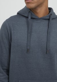 Hoodie van donkergrijze stof, met veters en een voorzak. Gladde textuur met een casual pasvorm en geen zichtbare patronen.