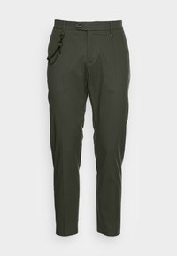 TROUSERS JAGGER CARROT FIT - Calças - dark olive green