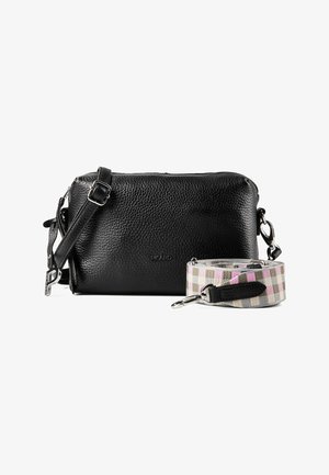 Schwarze, strukturierte Leder-Crossbody-Tasche mit verstellbarem Riemen und abnehmbarem kariertem Stoff-Schulterriemen in Beige- und Rosatönen.