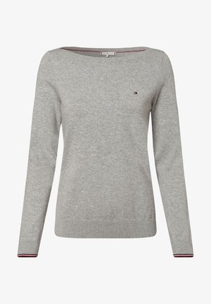 Grijze langesleeve trui gemaakt van zacht gebreid stof. Heeft een bootcut halslijn, een klein logo op de borst en contrasterende rode en blauwe accenten bij de manchet.