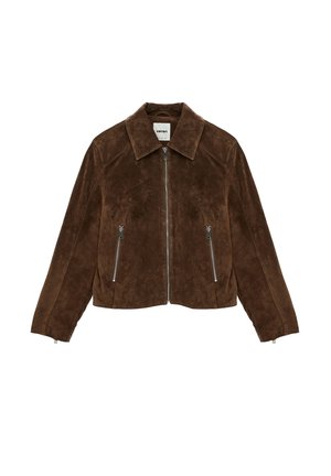 Braune Wildlederjacke mit Frontreißverschluss, zwei seitlichen Reißverschlusstaschen und spitzem Kragen, vor weißem Hintergrund präsentiert.