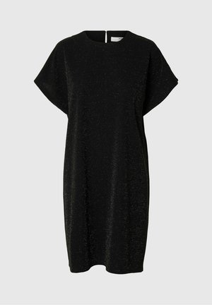 Vestido negro de corte relajado, con mangas cortas y una sutil textura brillante. Detalle de abertura en la espalda. Longitud hasta el muslo.