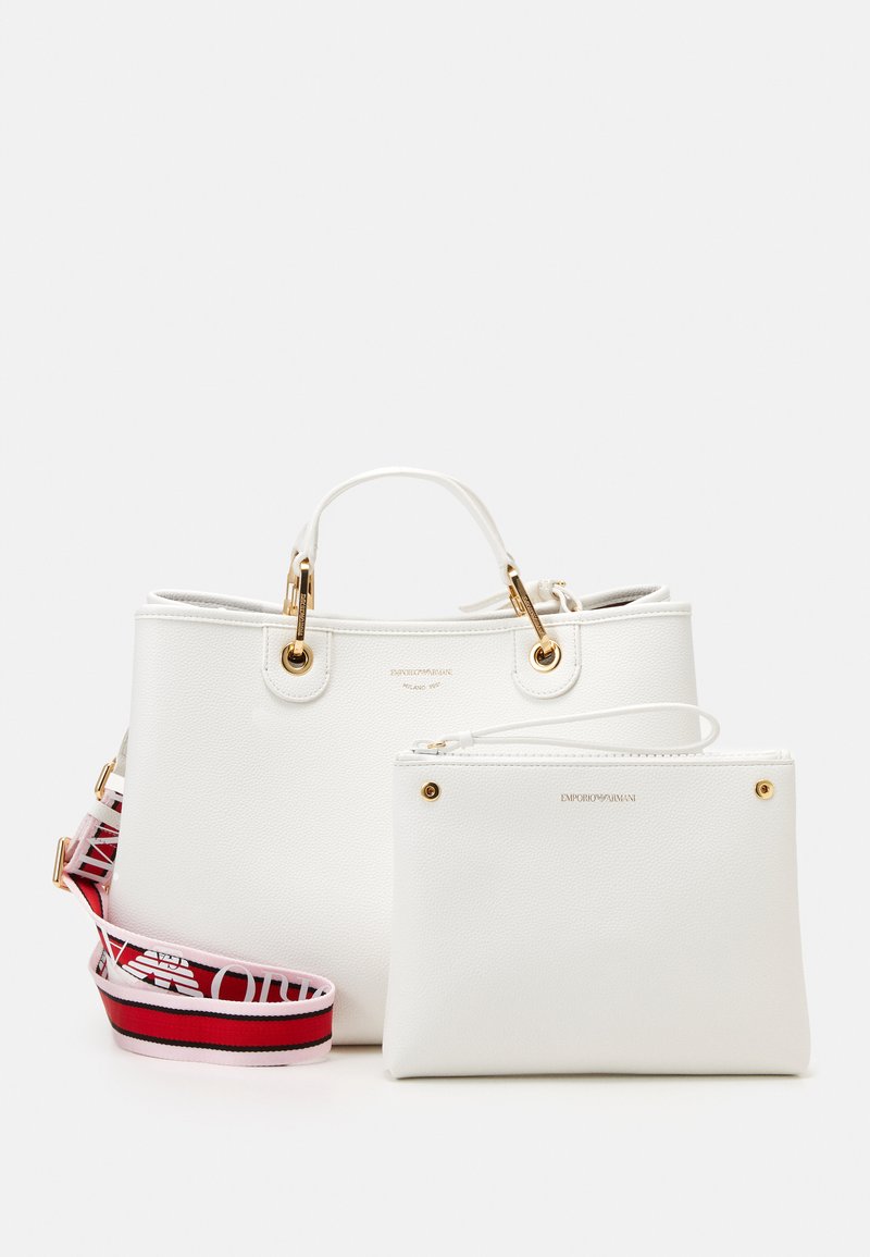 Borsa a tracolla in pelle bianca testurizzata con accessori dorati, due manici e tracolla regolabile. Include una pochette più piccola coordinata con zip superiore.