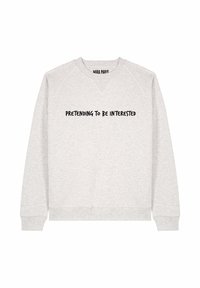 Felpa grigia con maniche lunghe a raglan e collo a giro. Presenta la scritta nera "PRETENDING TO BE INTERESTED" sulla parte anteriore.