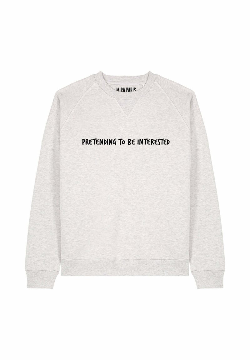 Felpa grigia con maniche lunghe a raglan e collo a giro. Presenta la scritta nera "PRETENDING TO BE INTERESTED" sulla parte anteriore.