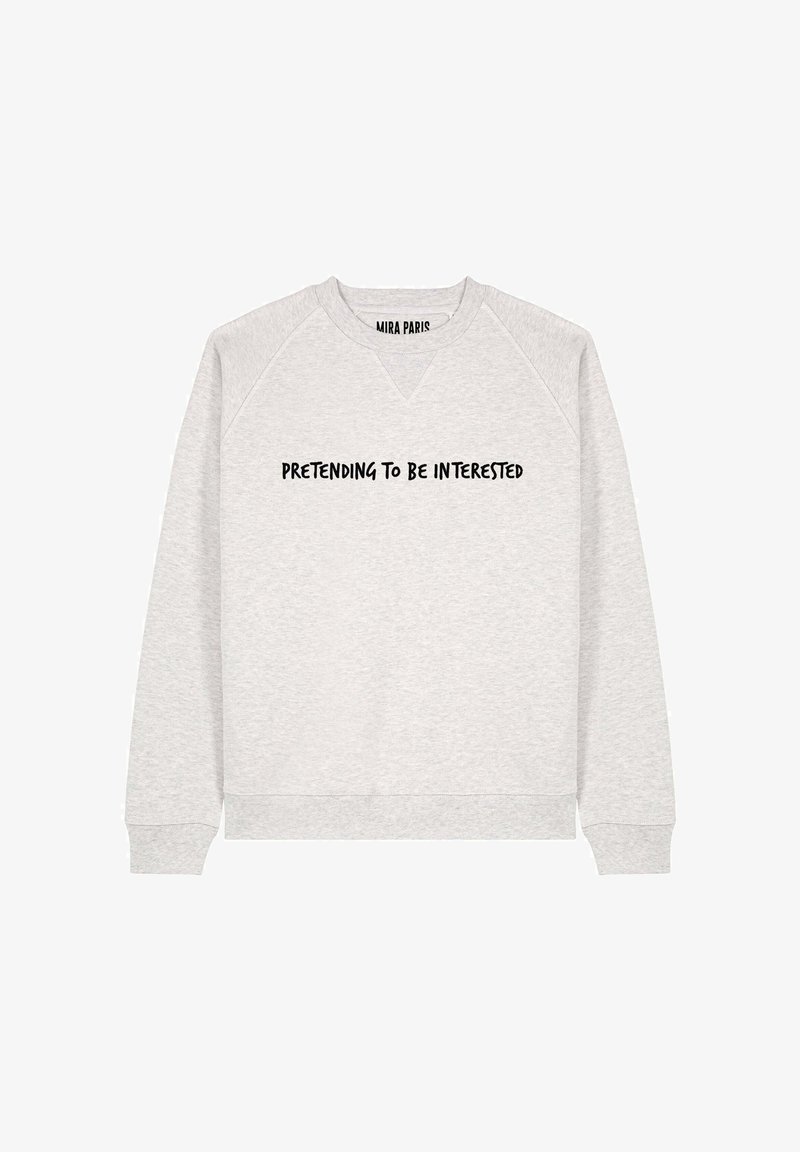 Felpa grigia con maniche lunghe a raglan e collo a giro. Presenta la scritta nera "PRETENDING TO BE INTERESTED" sulla parte anteriore.