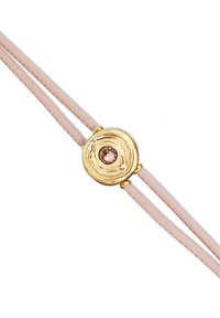 Bracelet en cuir rose pâle avec un fermoir doré texturé et une pierre ronde centrale, présentant un éclat doux et des motifs détaillés.