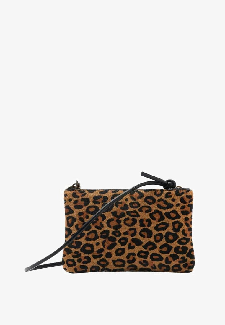 Kenkäkuvioinen käsilaukku, joka on valmistettu teksturoidusta materiaalista. Siinä on musta vetoketju, ohut olkahihna ja suorakulmainen muoto.