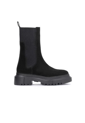 Schwarzer Wildleder-Stiefel bis zur Mitte der Wade mit elastischen Seitenteilen, klobiger Gummisohle und Zuglasche an der Rückseite, präsentiert auf weißem Hintergrund.