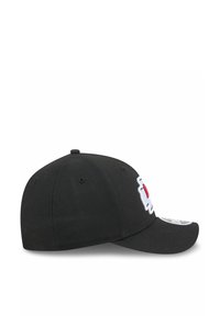 Schwarze Kappe aus Stoff mit gebogenem Schirm, ausgestattet mit einem weißen bestickten Logo und roten Akzenten. Die Kappe verfügt über Belüftungsöffnungen an der Oberseite.
