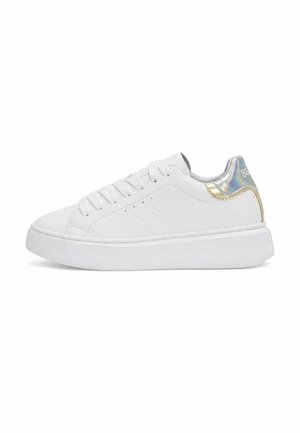 Sneaker bianca bassa con lacci bianchi, suola spessa e dettaglio iridescente metallico sul tallone con ""86"" sul retro.