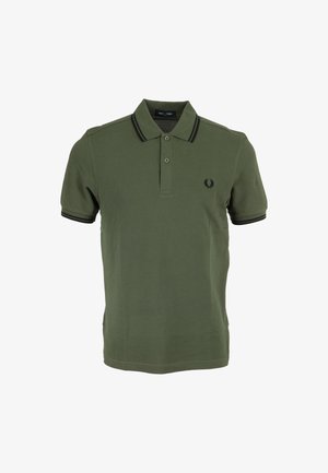 Polo di colore verde oliva realizzato in cotone, con polo a due bottoni, maniche corte e rifiniture a contrasto nere sul colletto e sulle maniche.