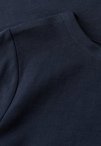 Tissu en maille côtelée bleu marine mettant en avant un gros plan de la texture et des détails de couture, avec un col rond et des manches courtes.