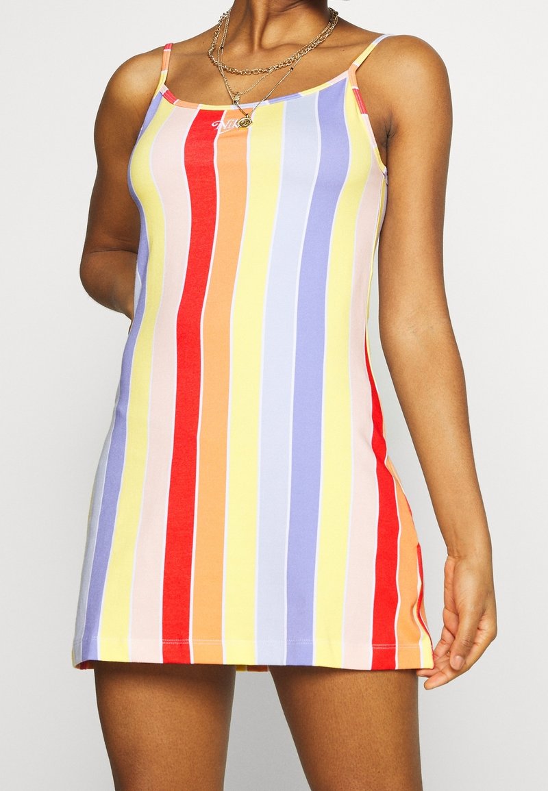 Barevné pruhované mini šaty s vertikálními pruhy v červené, oranžové, žluté, levandulové a růžové; vyrobené z měkké tkaniny s tenkými ramínky.