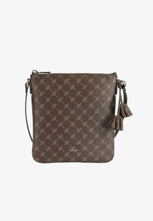 Borsa a tracolla sintetica marrone con un motivo ripetuto di logo bianco, chiusura con zip e doppi dettagli a frange sui lati.