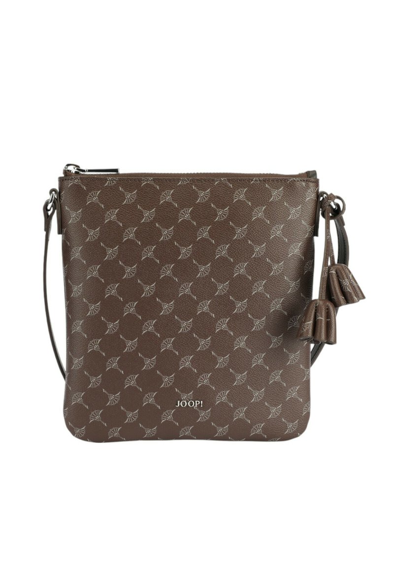 Borsa a tracolla sintetica marrone con un motivo ripetuto di logo bianco, chiusura con zip e doppi dettagli a frange sui lati.